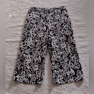 Chico's Pants,Floral, Capri,Straingh Leng , Pocket,14 Inch Waist, Size 0.5(S)